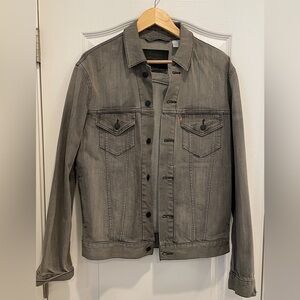 Levi’s trucker denim jacket